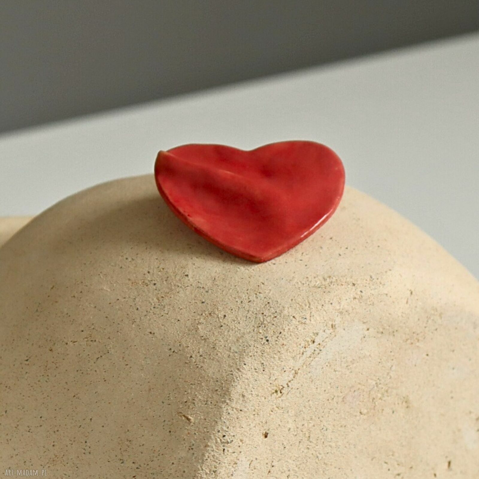 Ceramiczna broszka z różowym sercem - prezent dla mamy