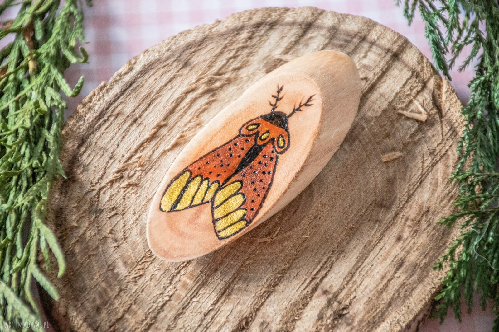 Broszka Ćma Hortensja nr 3 - ręcznie malowana broszka z eco drewna