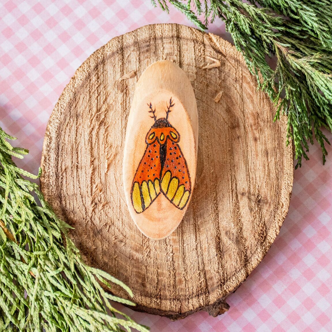 Broszka Ćma Hortensja nr 3 - ręcznie malowana broszka z eco drewna
