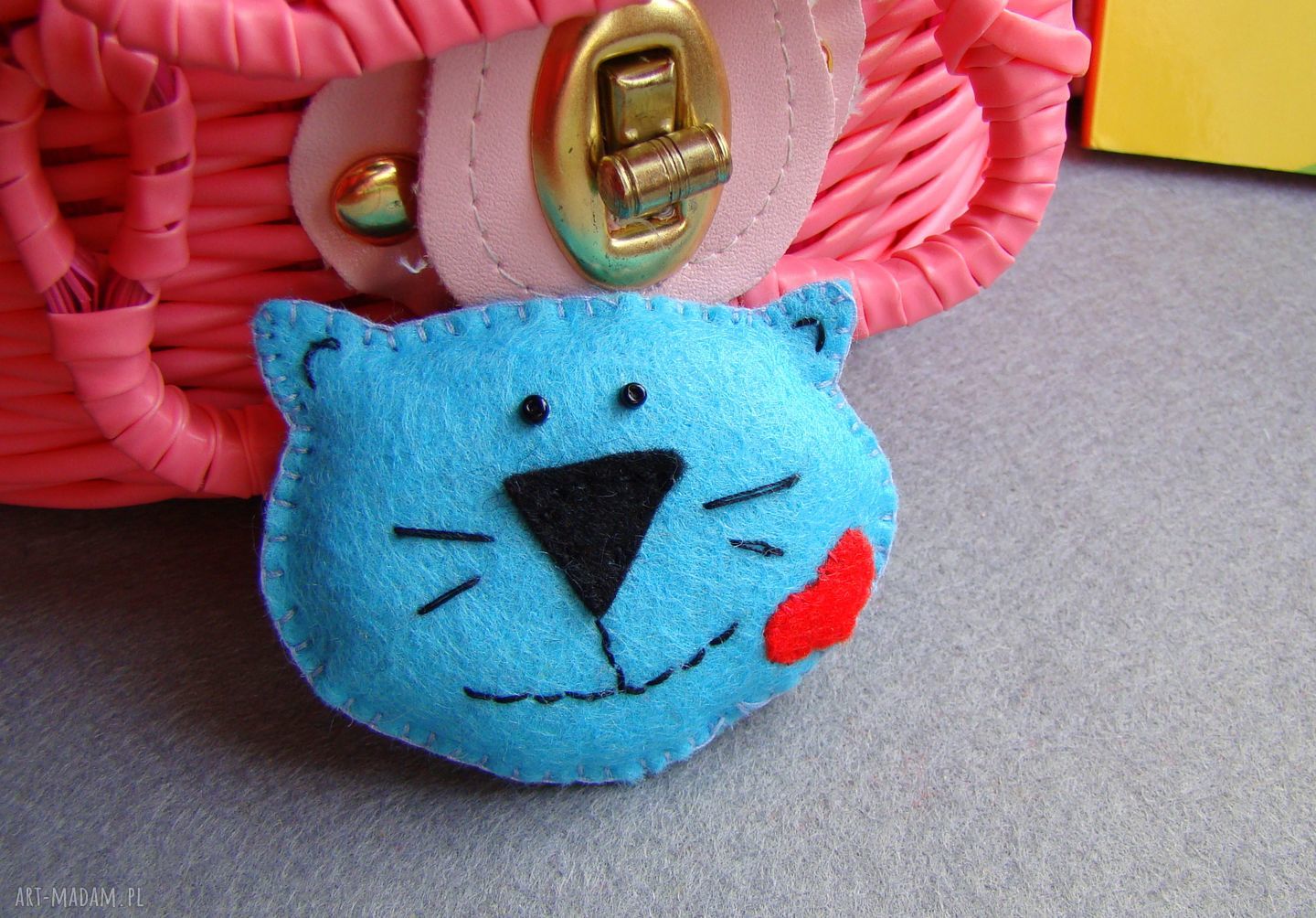 filcowa kocik kot jest fantastyczną broszką nadaje sie