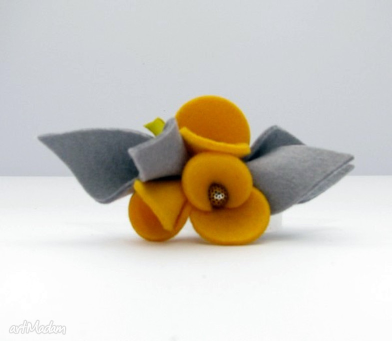 Broszka z filcu - żółte bratki z szarością handmade