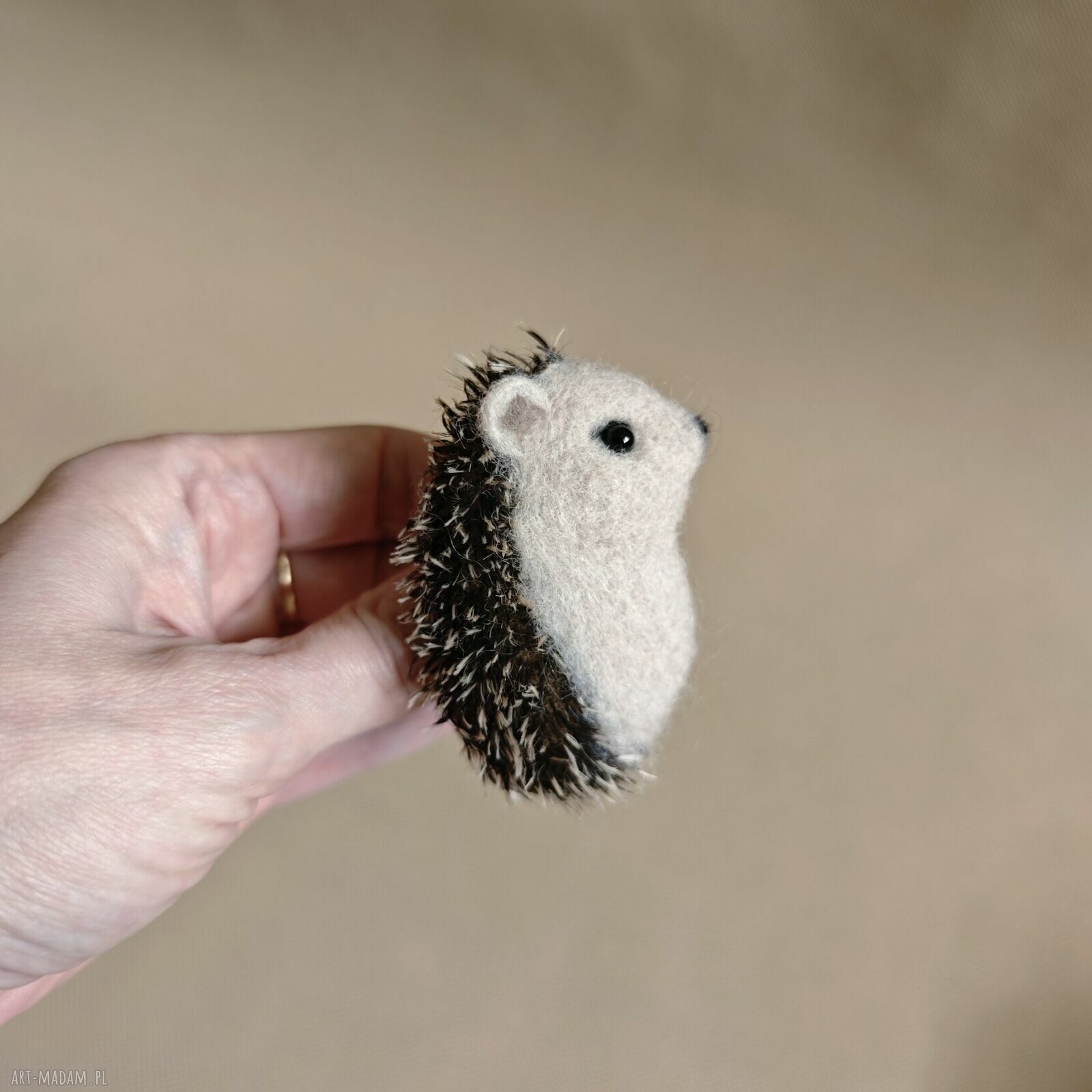 Jeżyk - broszka filcowana na sucho (6 cm)