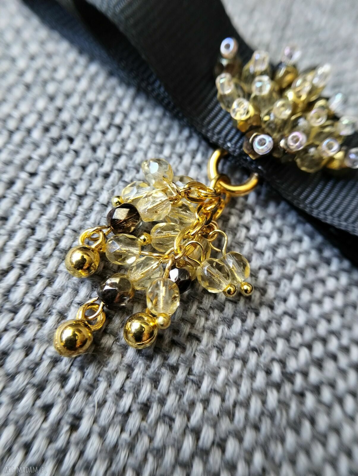 Czarna broszka kokarda z koralikami - elegancki dodatek handmade