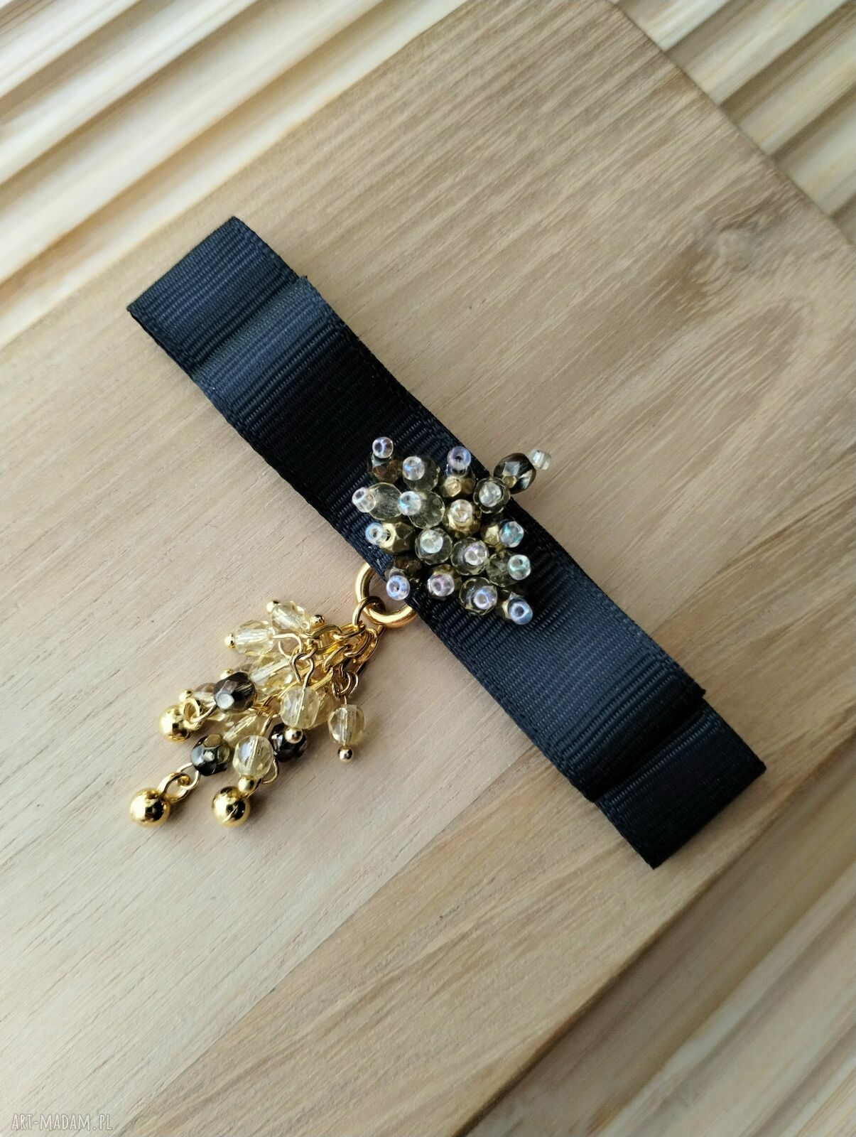 Czarna broszka kokarda z koralikami - elegancki dodatek handmade