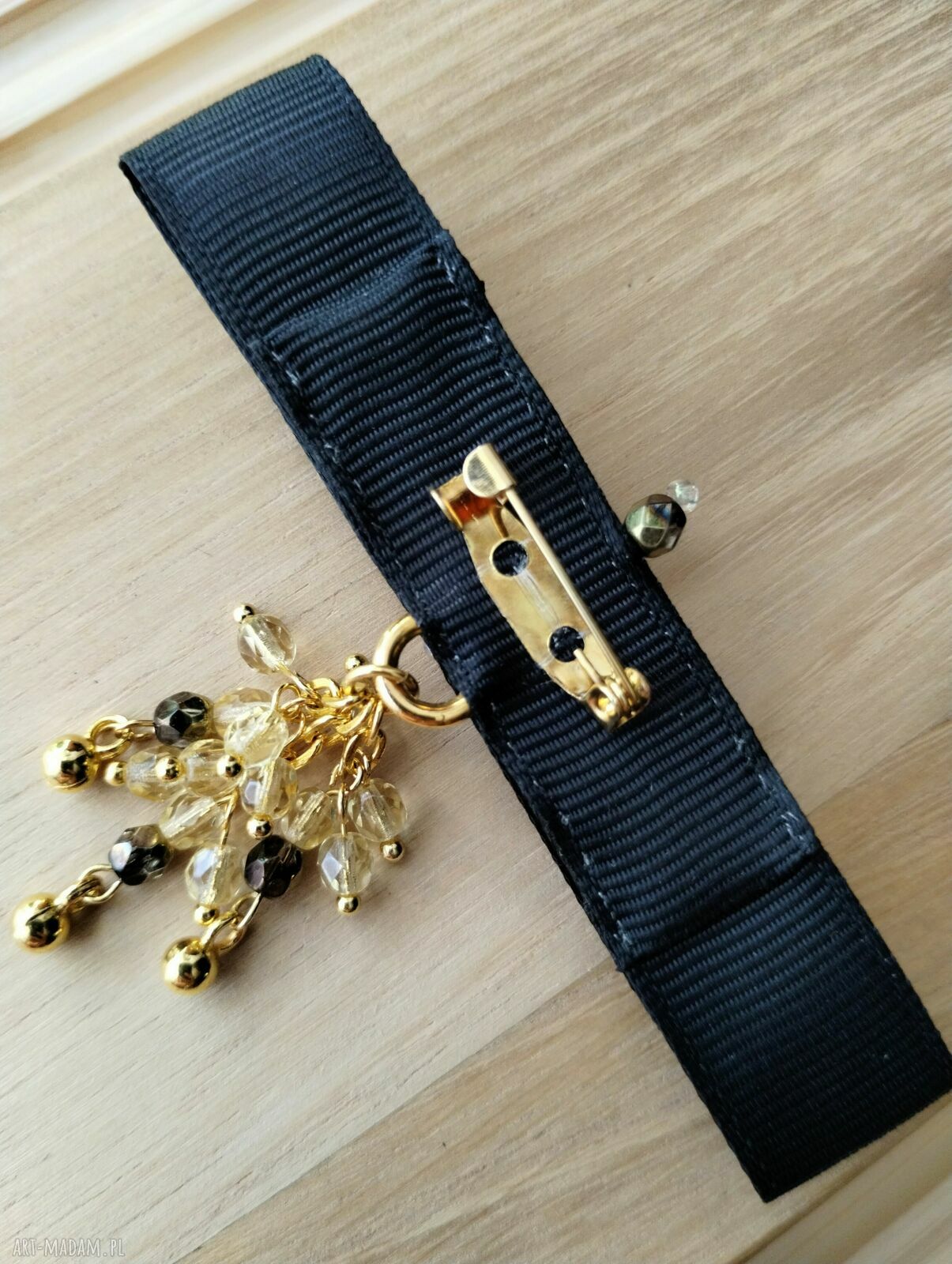 Czarna broszka kokarda z koralikami - elegancki dodatek handmade