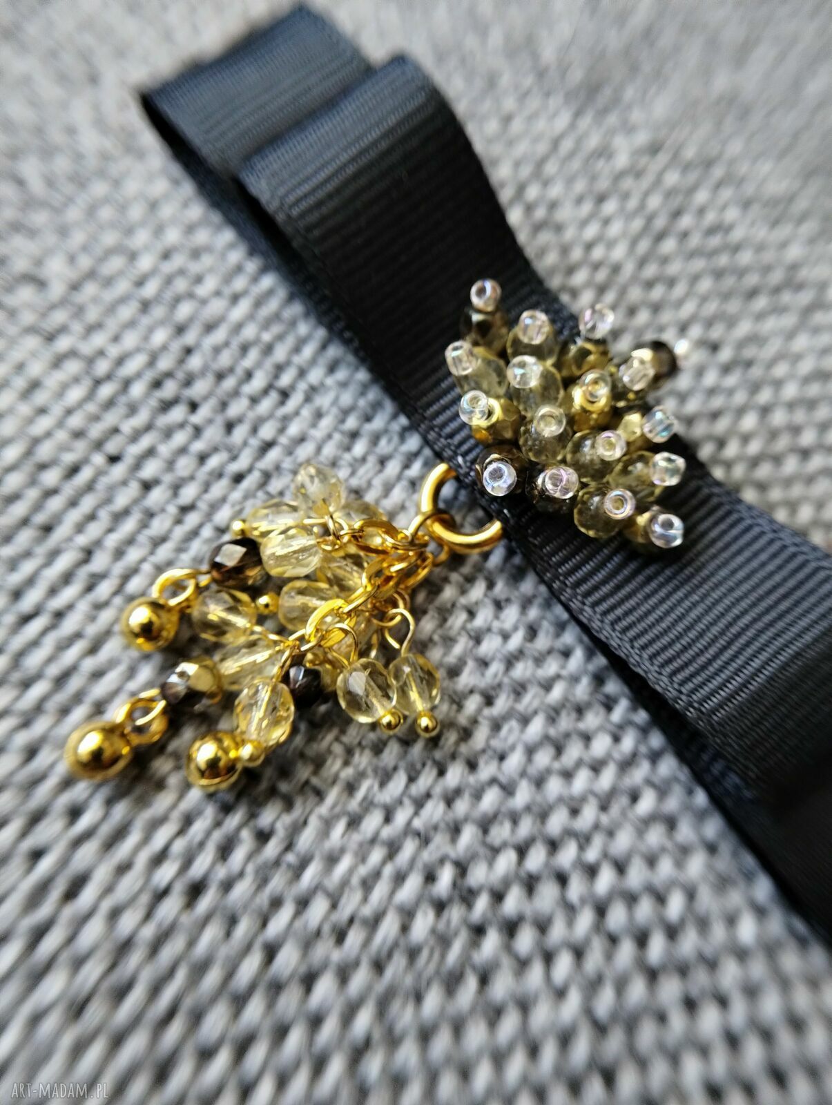 Czarna broszka kokarda z koralikami - elegancki dodatek handmade