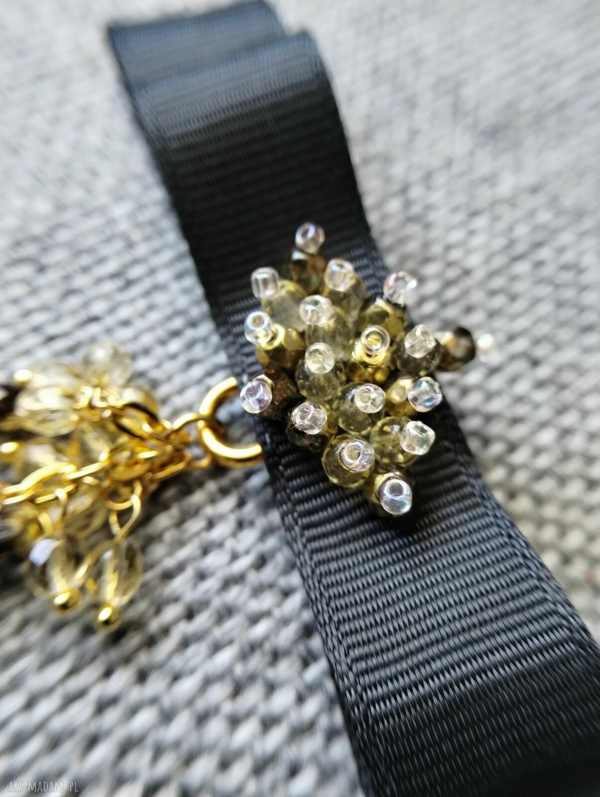 Czarna broszka kokarda z koralikami - elegancki dodatek handmade