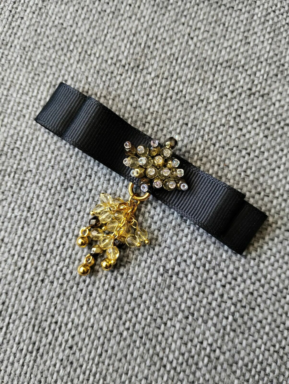 Czarna broszka kokarda z koralikami - elegancki dodatek handmade