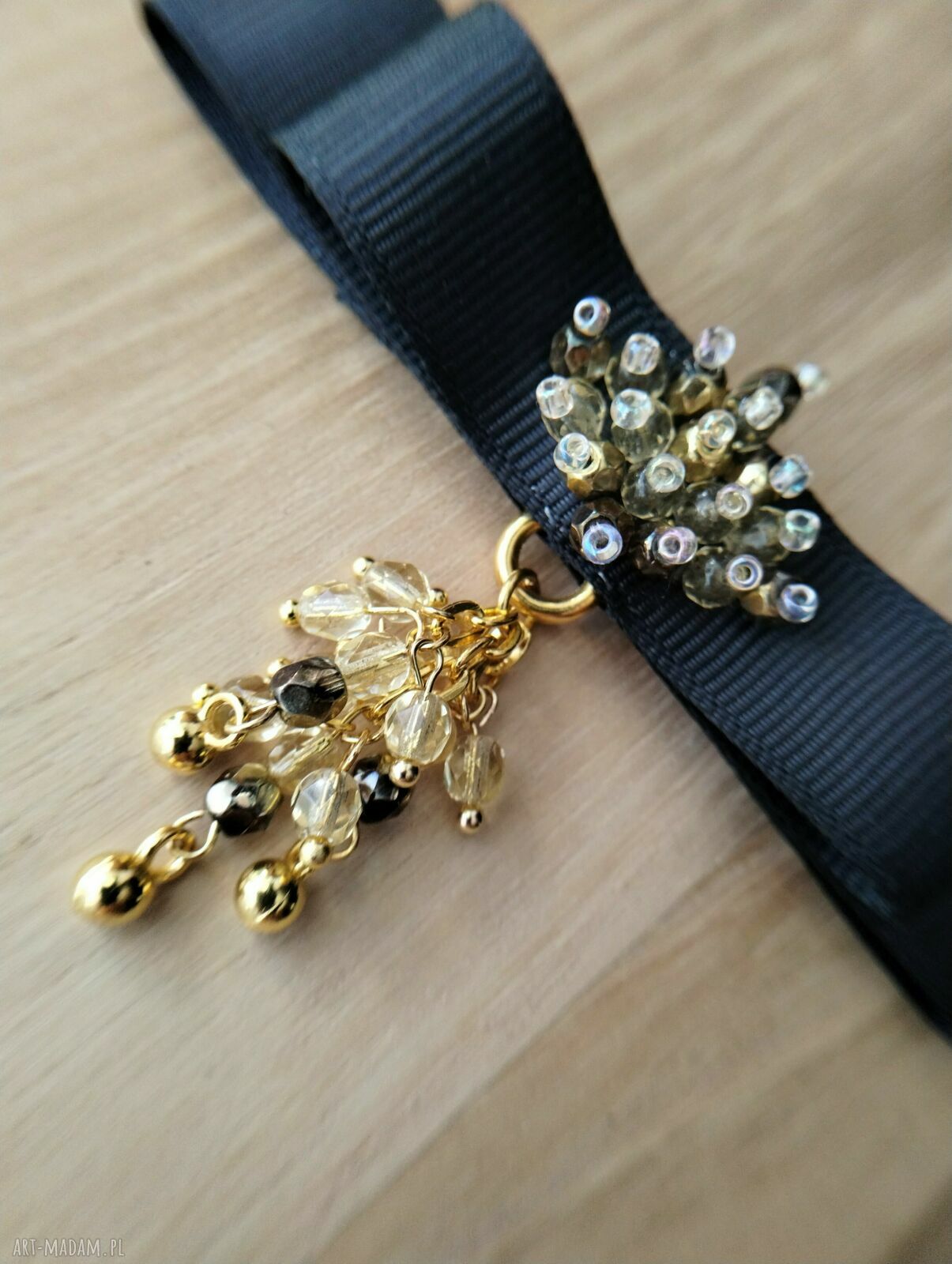 Czarna broszka kokarda z koralikami - elegancki dodatek handmade