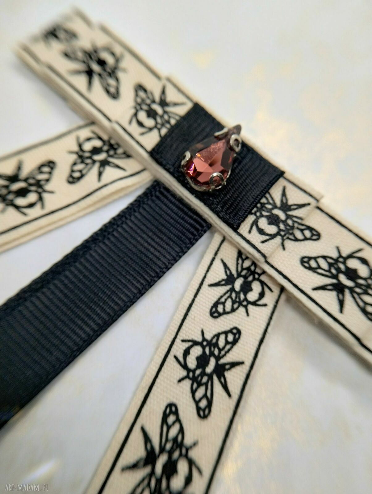 Ręcznie robiona broszka kokarda z motywem pszczółek