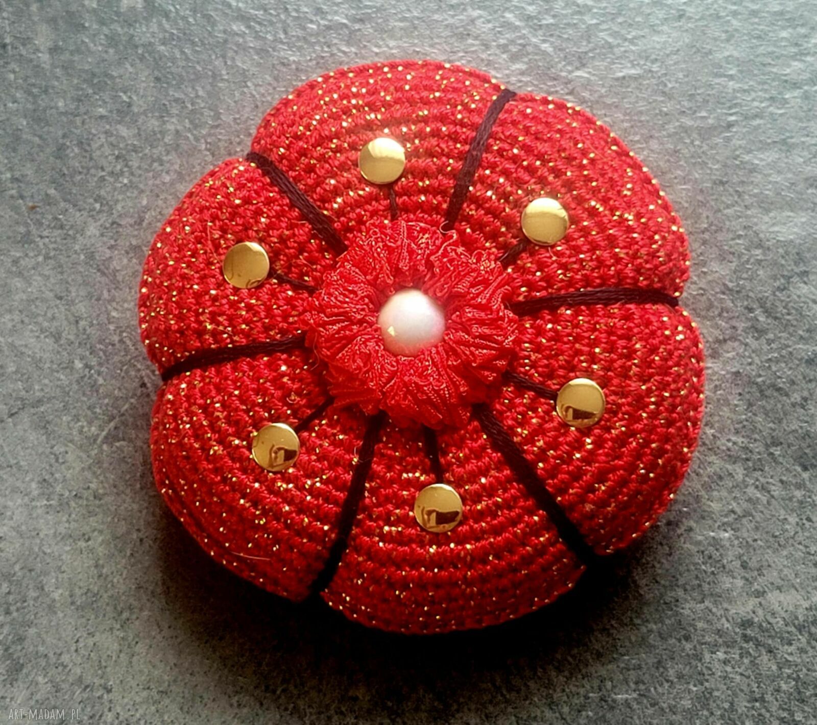 Szydełkowa broszka kwiat czerwony - czerwona i złota - 8 cm
