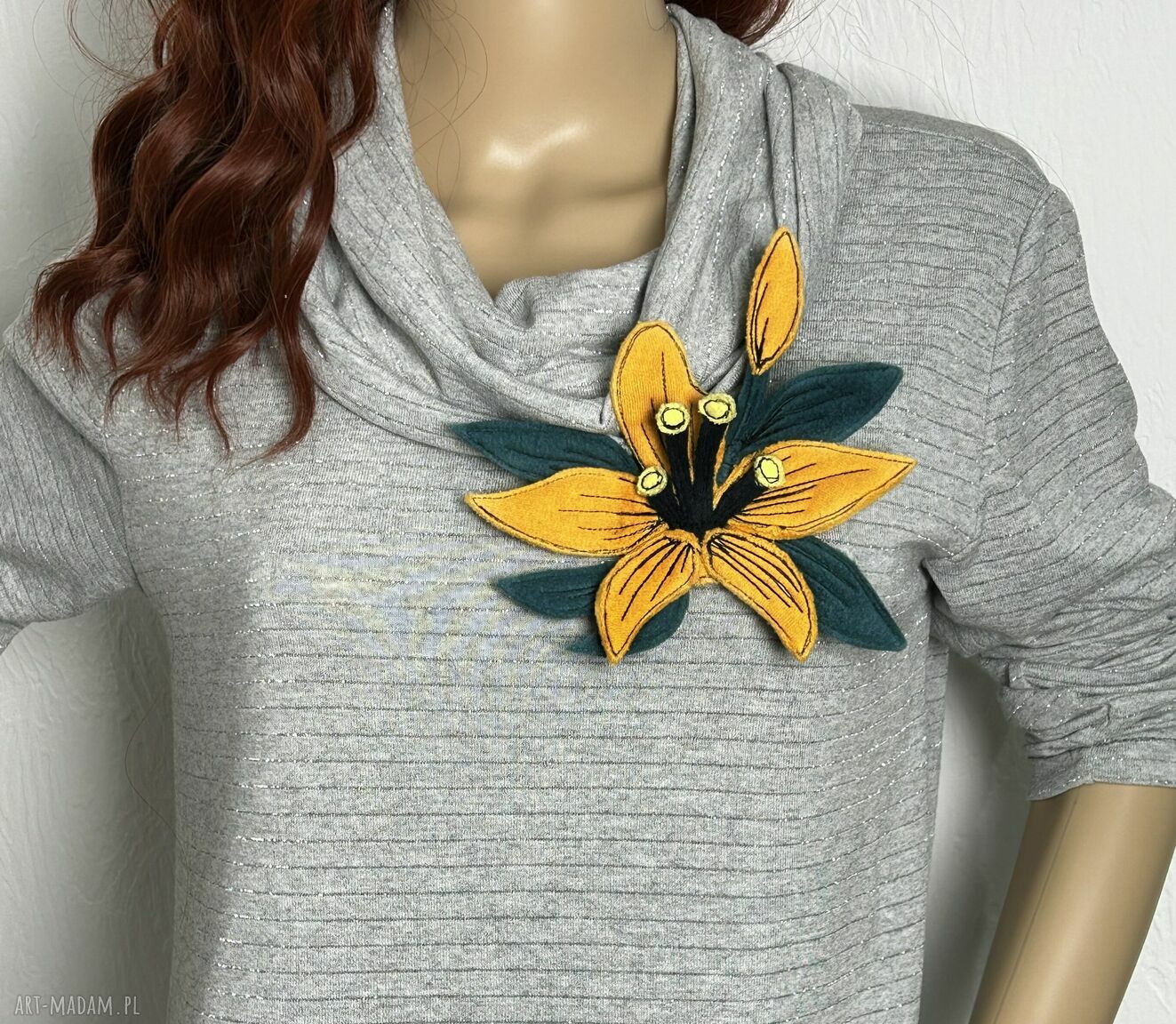 Broszka kwiat lilii zero waste - ręcznie szyta, upcycling