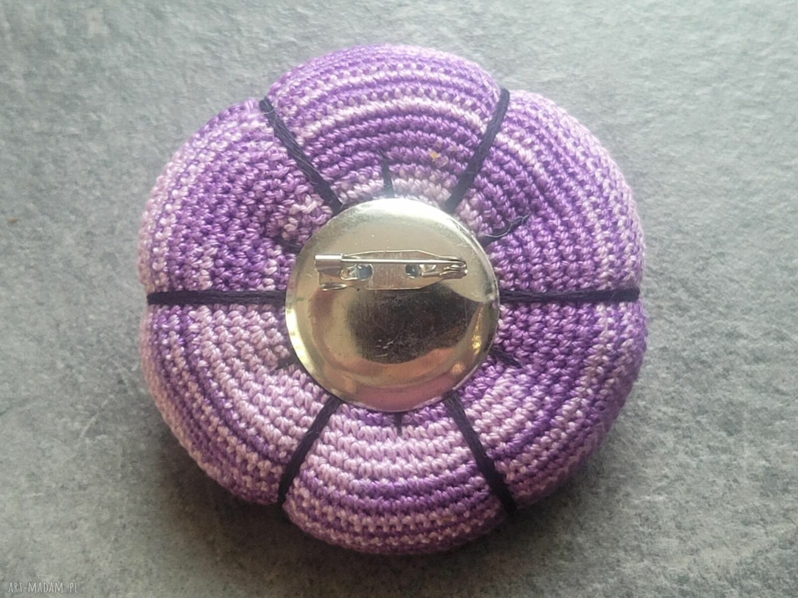 Fioletowa broszka kwiat szydełkowa z kordonka (8 cm)