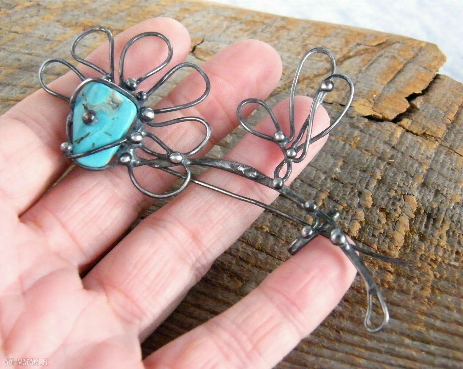 Broszka: Kwiat z howlitem HandMade