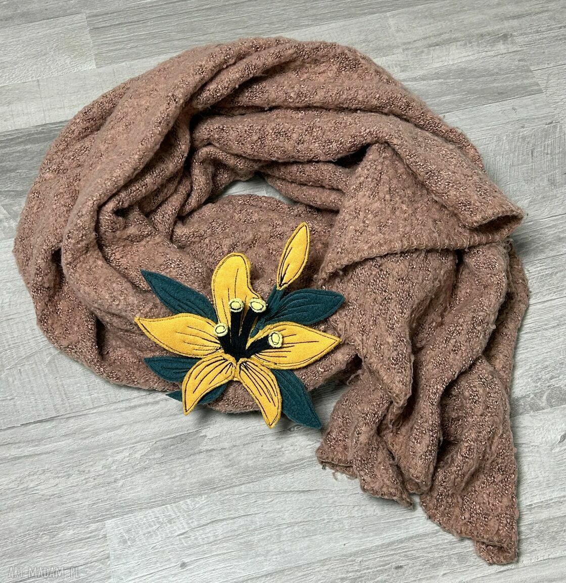 Broszka kwiat lilii zero waste - ręcznie szyta, upcycling