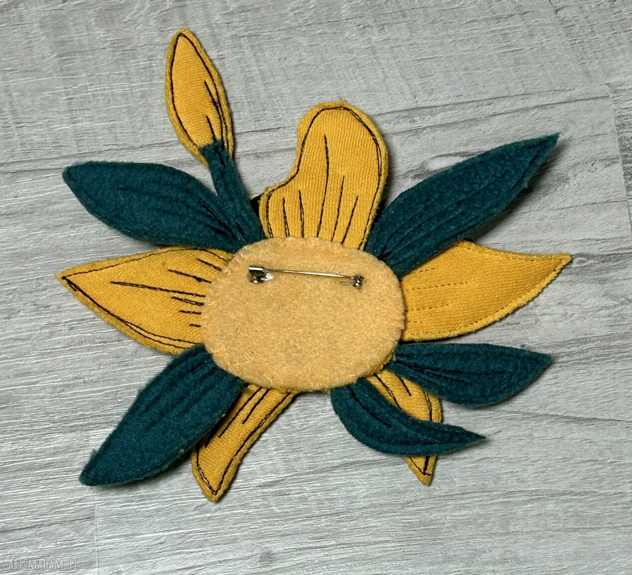Broszka kwiat lilii zero waste - ręcznie szyta, upcycling