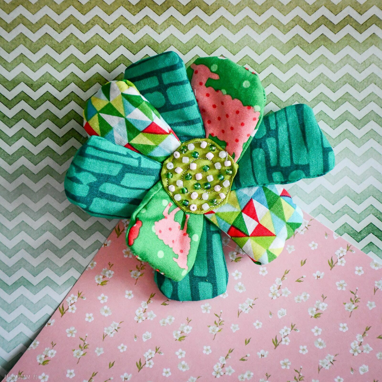Broszka kwiatowa z owieczkami - kolorowa przypinka handmade