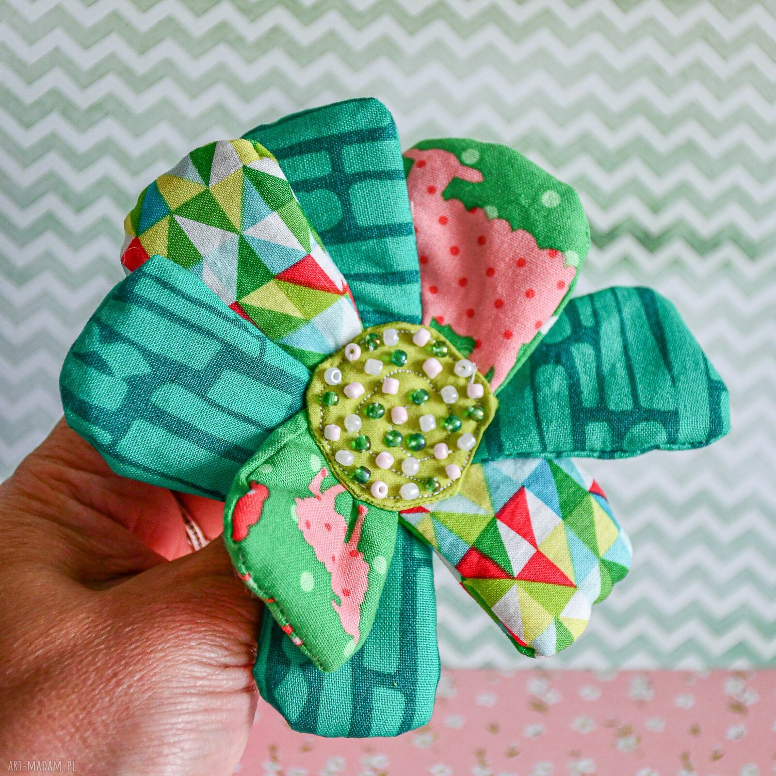 Broszka kwiatowa z owieczkami - kolorowa przypinka handmade