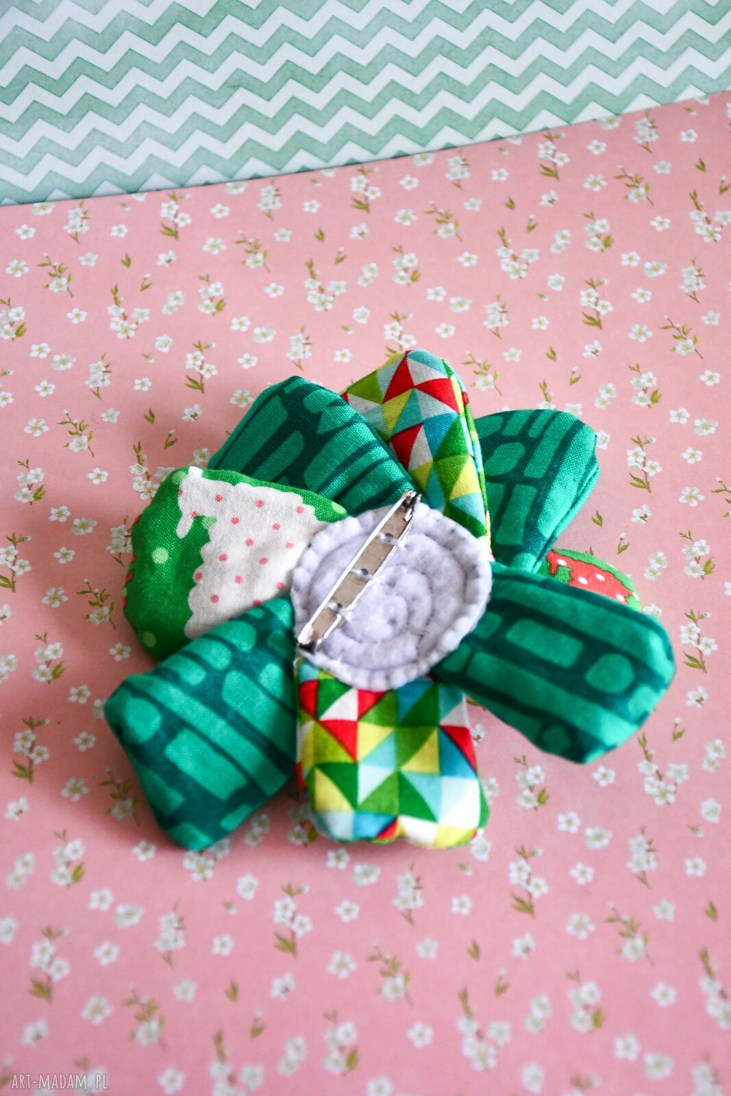 Broszka kwiatowa z owieczkami - kolorowa przypinka handmade