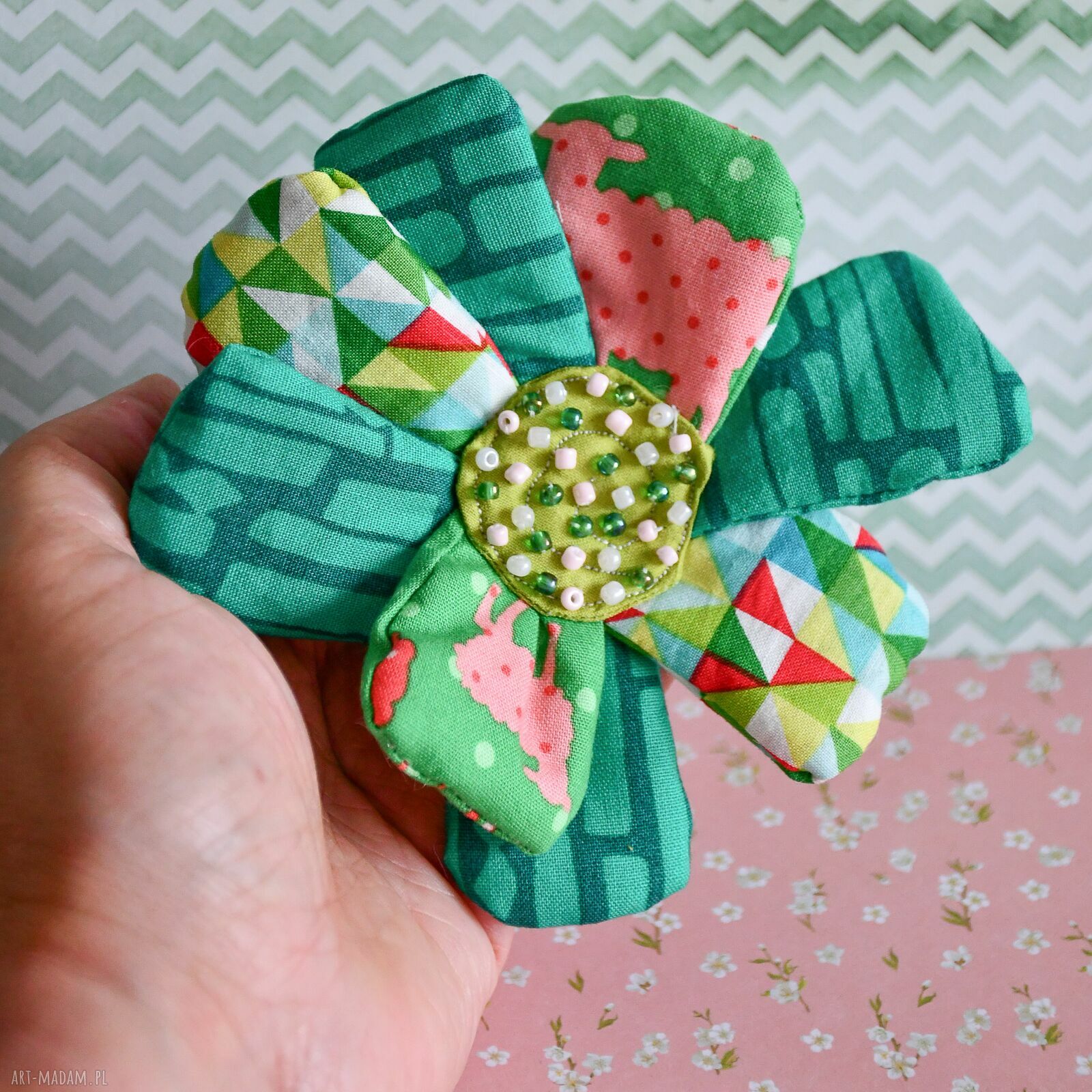 Broszka kwiatowa z owieczkami - kolorowa przypinka handmade