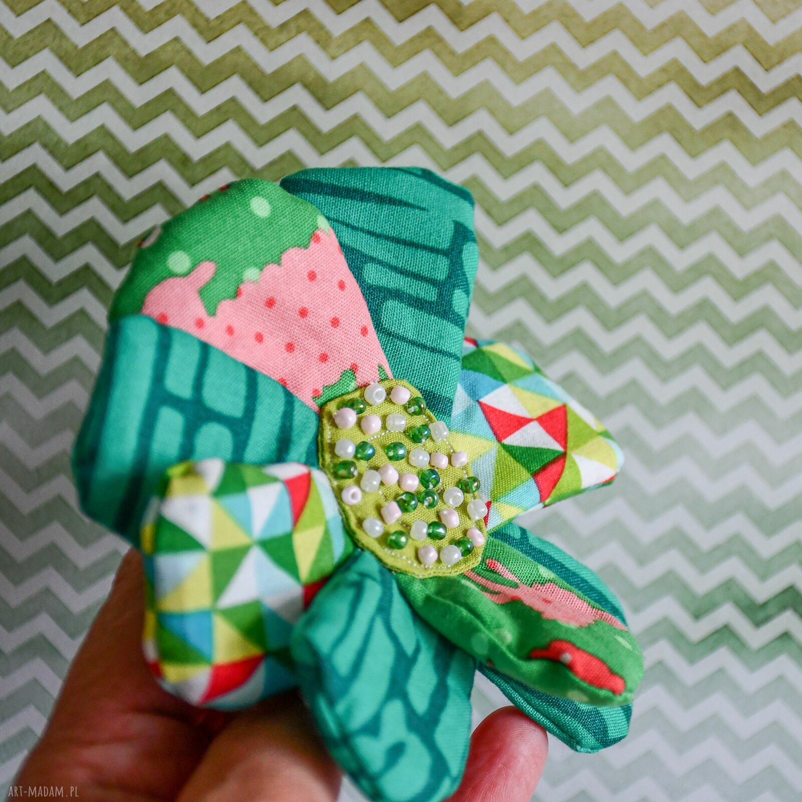 Broszka kwiatowa z owieczkami - kolorowa przypinka handmade