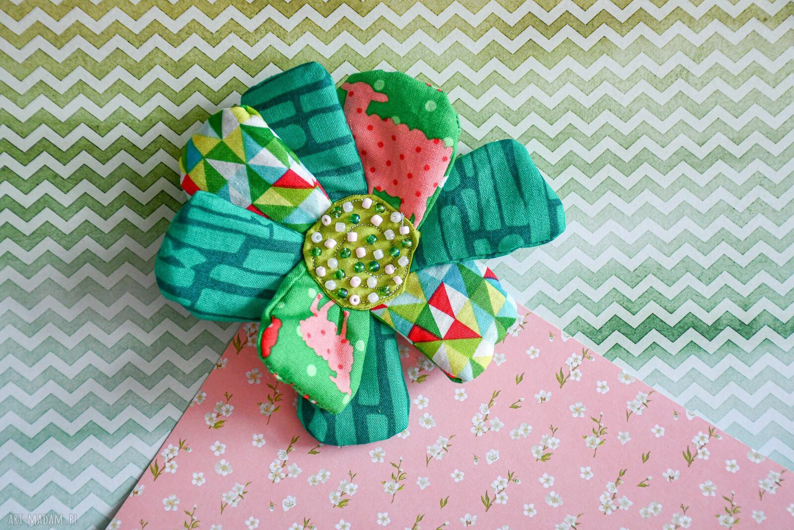 Broszka kwiatowa z owieczkami - kolorowa przypinka handmade
