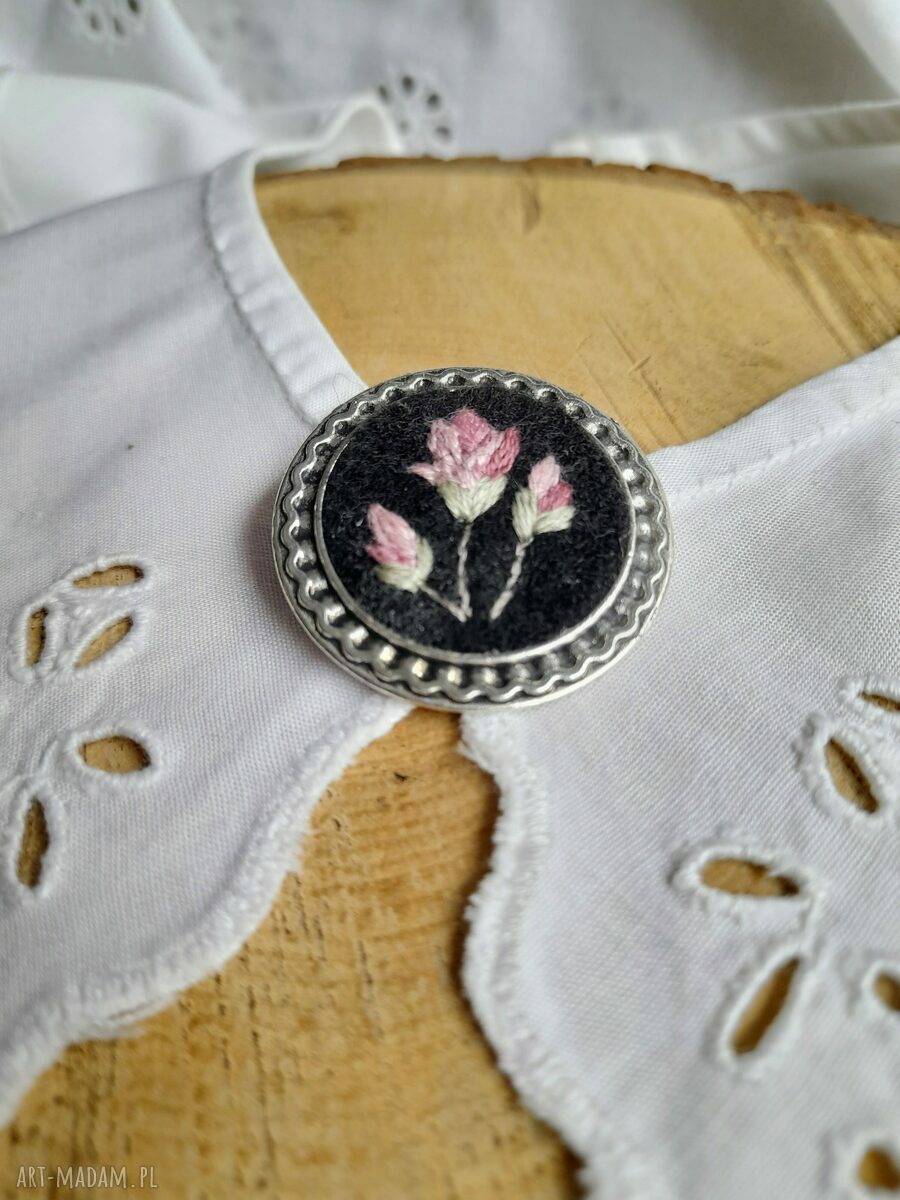Broszka „Magnolie nocą” retro - haft ręczny z magnoliami