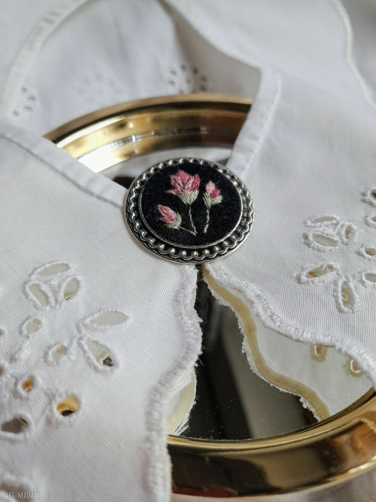 Broszka „Magnolie nocą” retro - haft ręczny z magnoliami