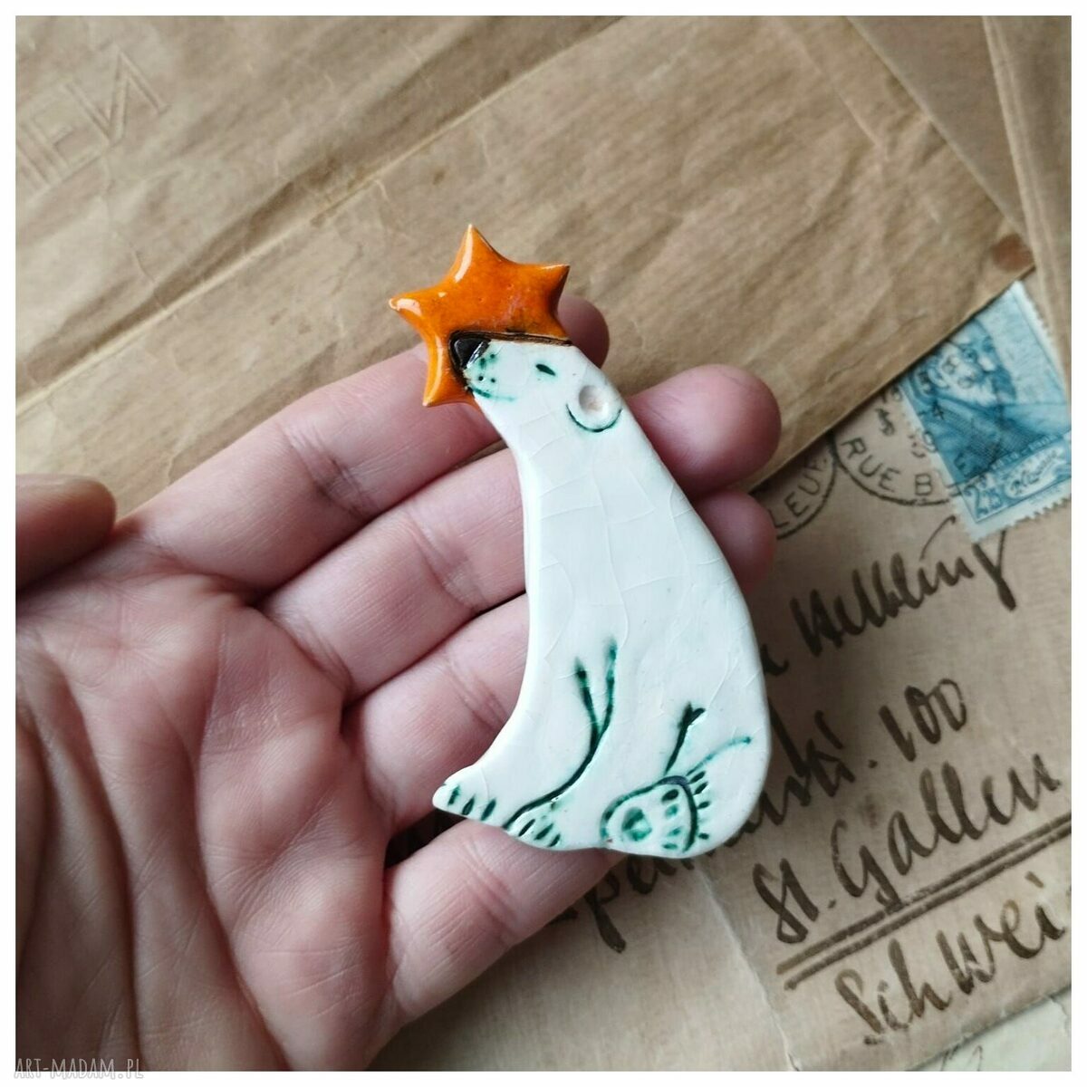 Broszka Miś Polarny - ceramiczna biżuteria handmade