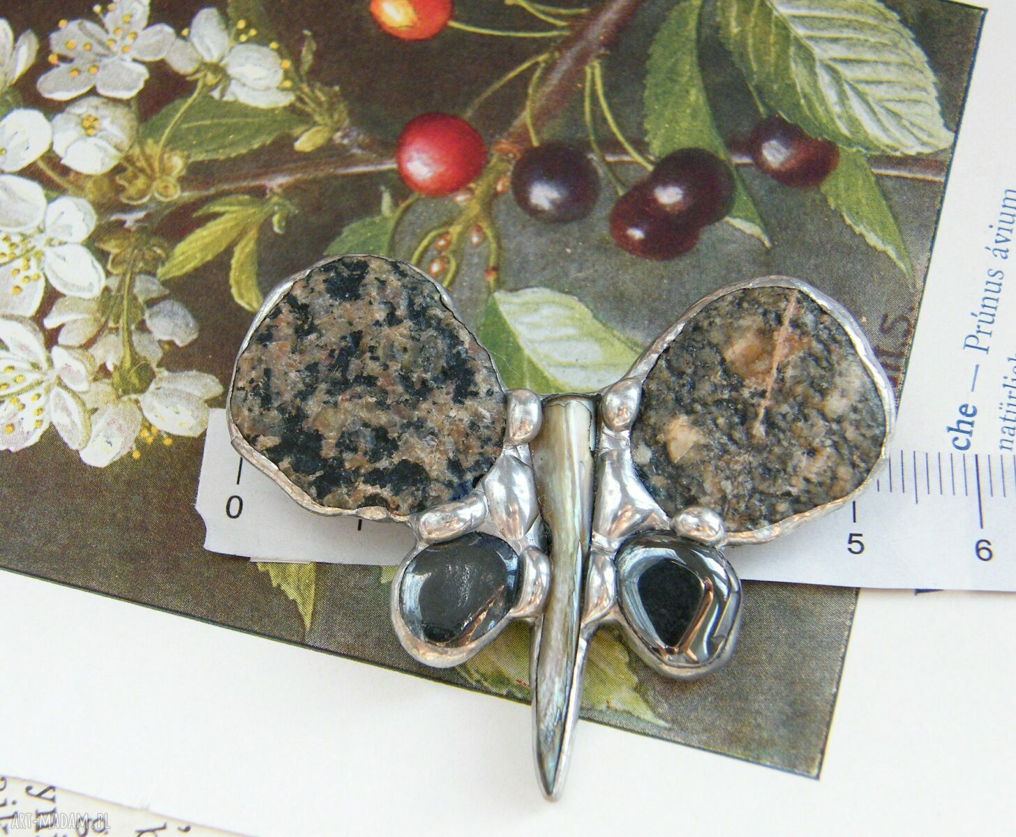 Ręcznie robiona broszka Motyl z otoczaków i hematytu biżuteria handmade