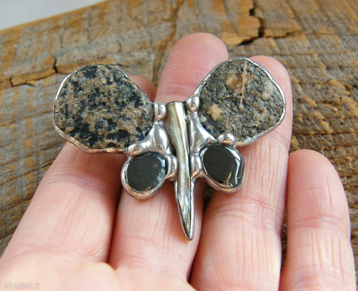 Ręcznie robiona broszka Motyl z otoczaków i hematytu biżuteria handmade
