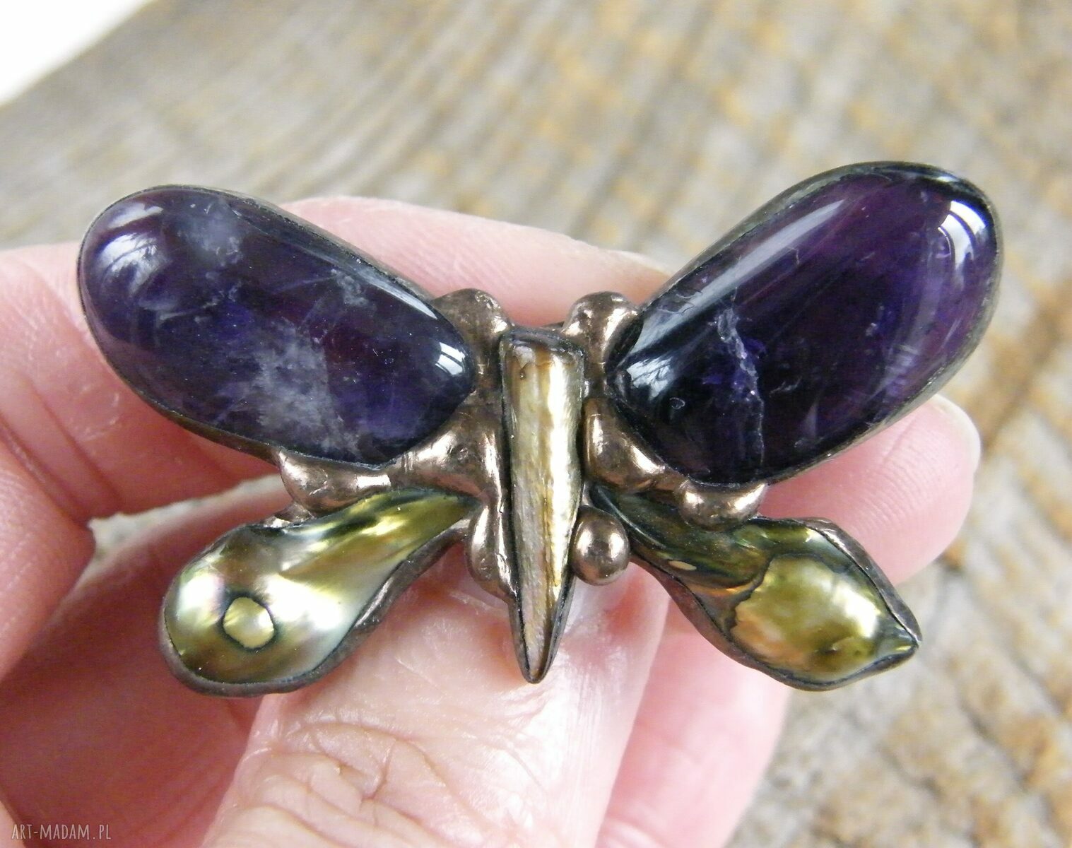 Broszka Motyl z ciemnym ametystem i oliwkową perłą - handmade Tiffany