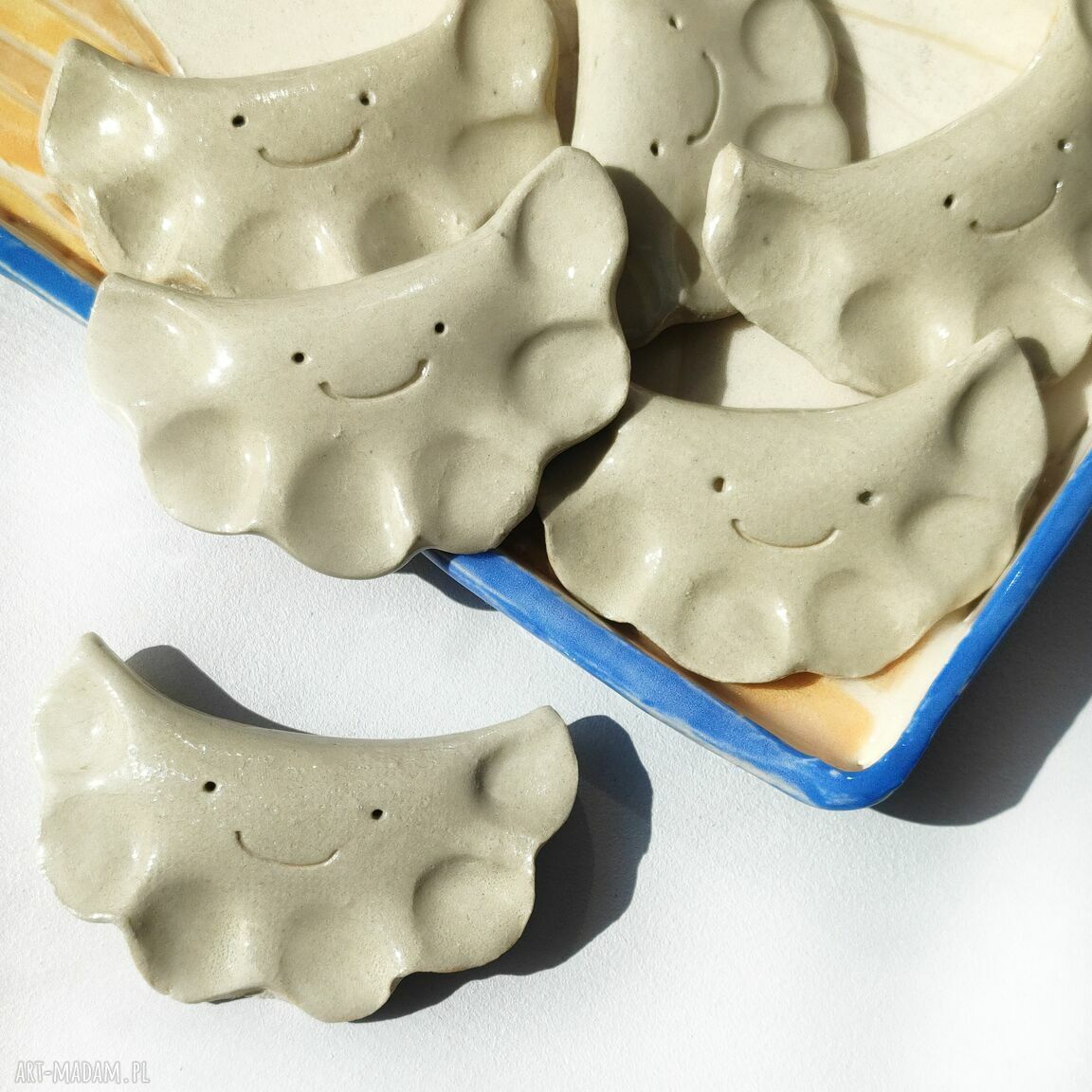 Broszka pierożek - ceramiczna przypinka z ceramiki i stali nierdzewnej