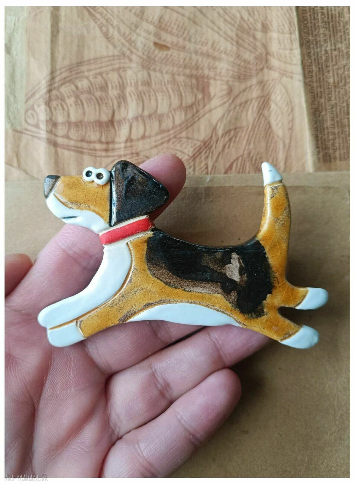 Ręcznie robiona broszka ceramiczna piesek