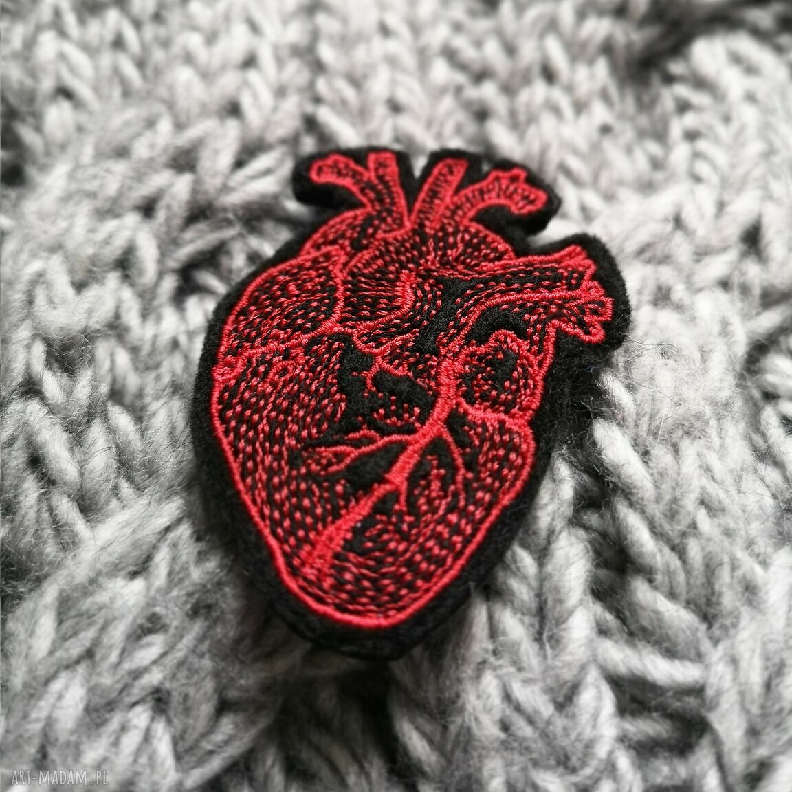 Broszka Serce Anatomiczne - haft na filcu handmade (7 cm)