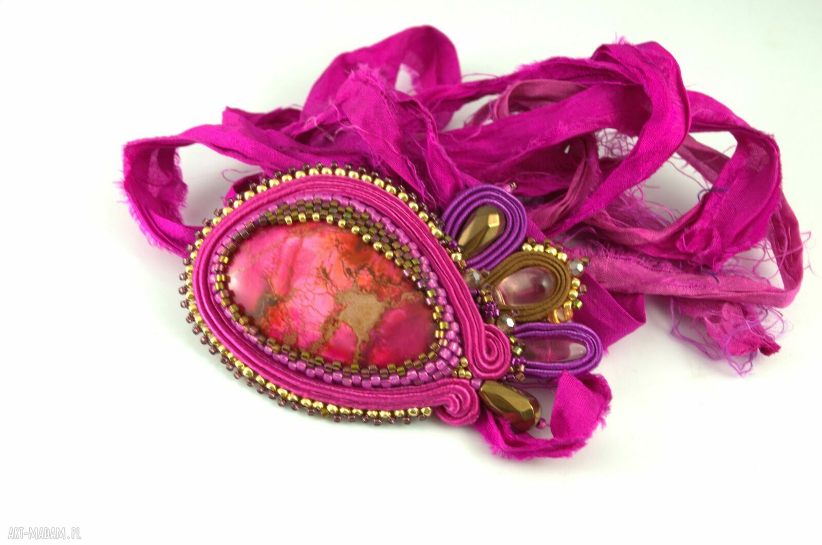 Broszka kolorze soczystej fuksji deliktanym oplocie koralików