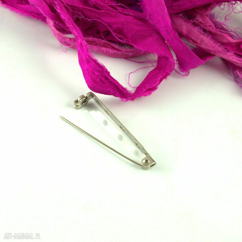 broszki: Broszka w kolorze soczystej fuksji w deliktanym oplocie koralików Handmade