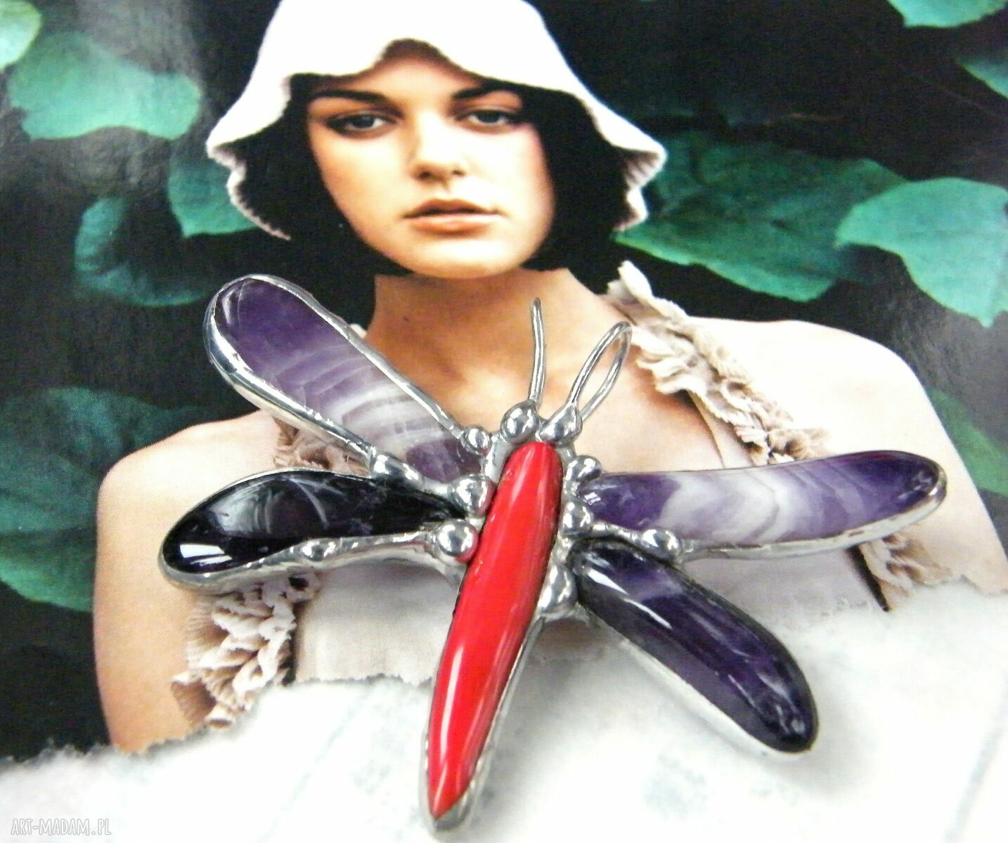 Broszka wisiorek Motyl z ametystem i koralowcem technika Tiffaniego, 7 x 5,5 cm