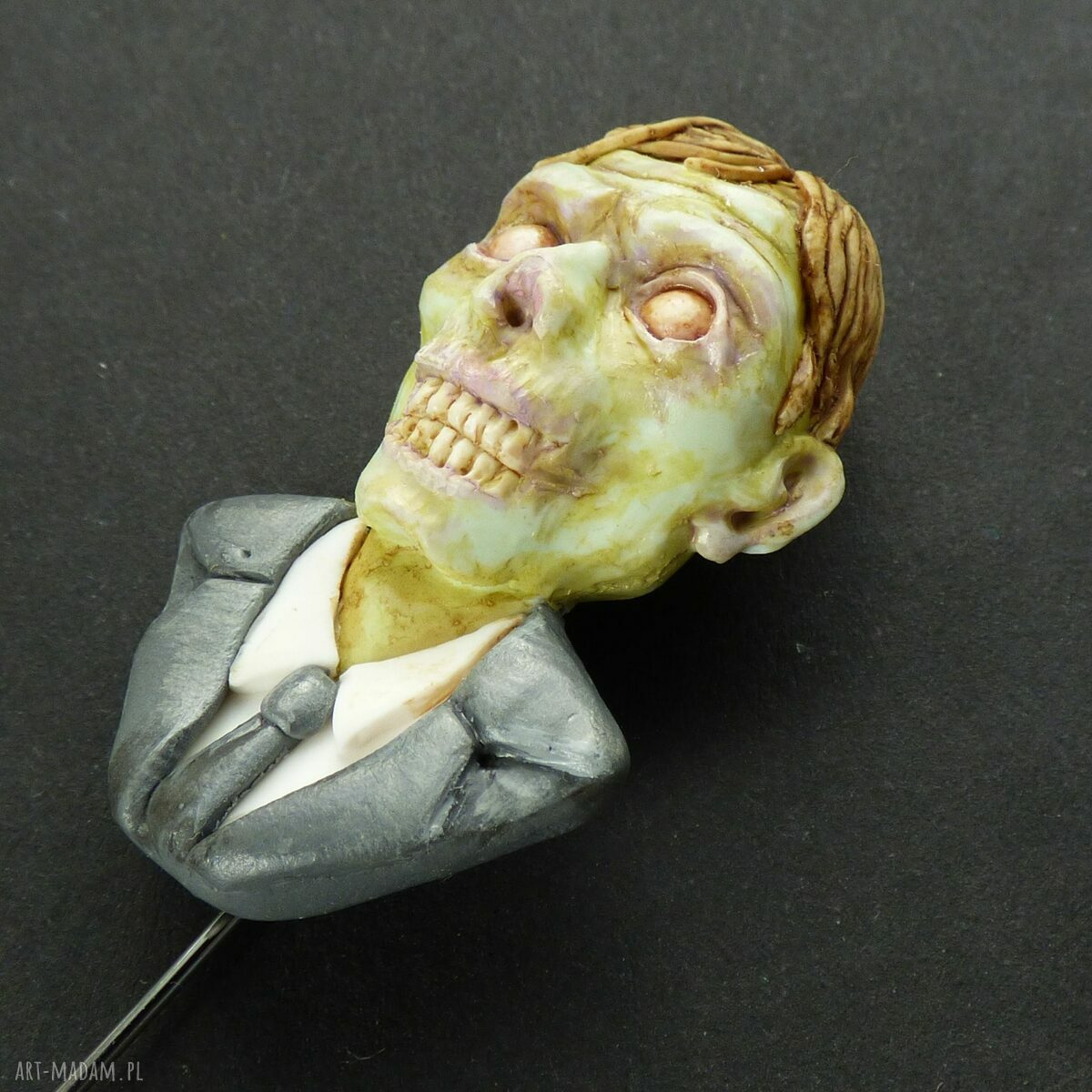 Broszka z biurowym zombie