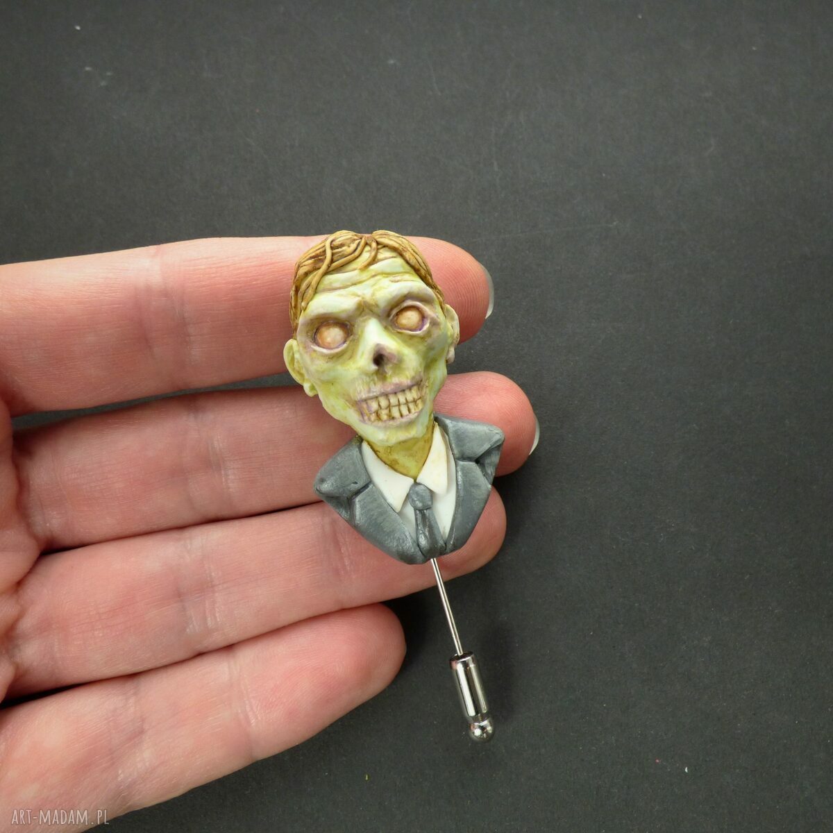 Broszka z biurowym zombie