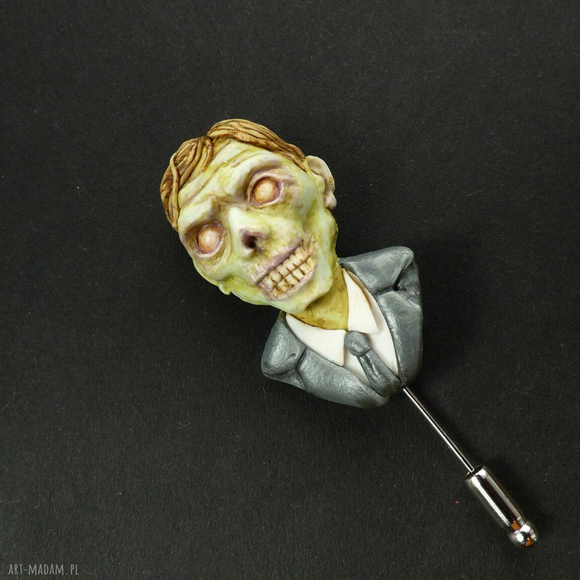 Broszka z biurowym zombie