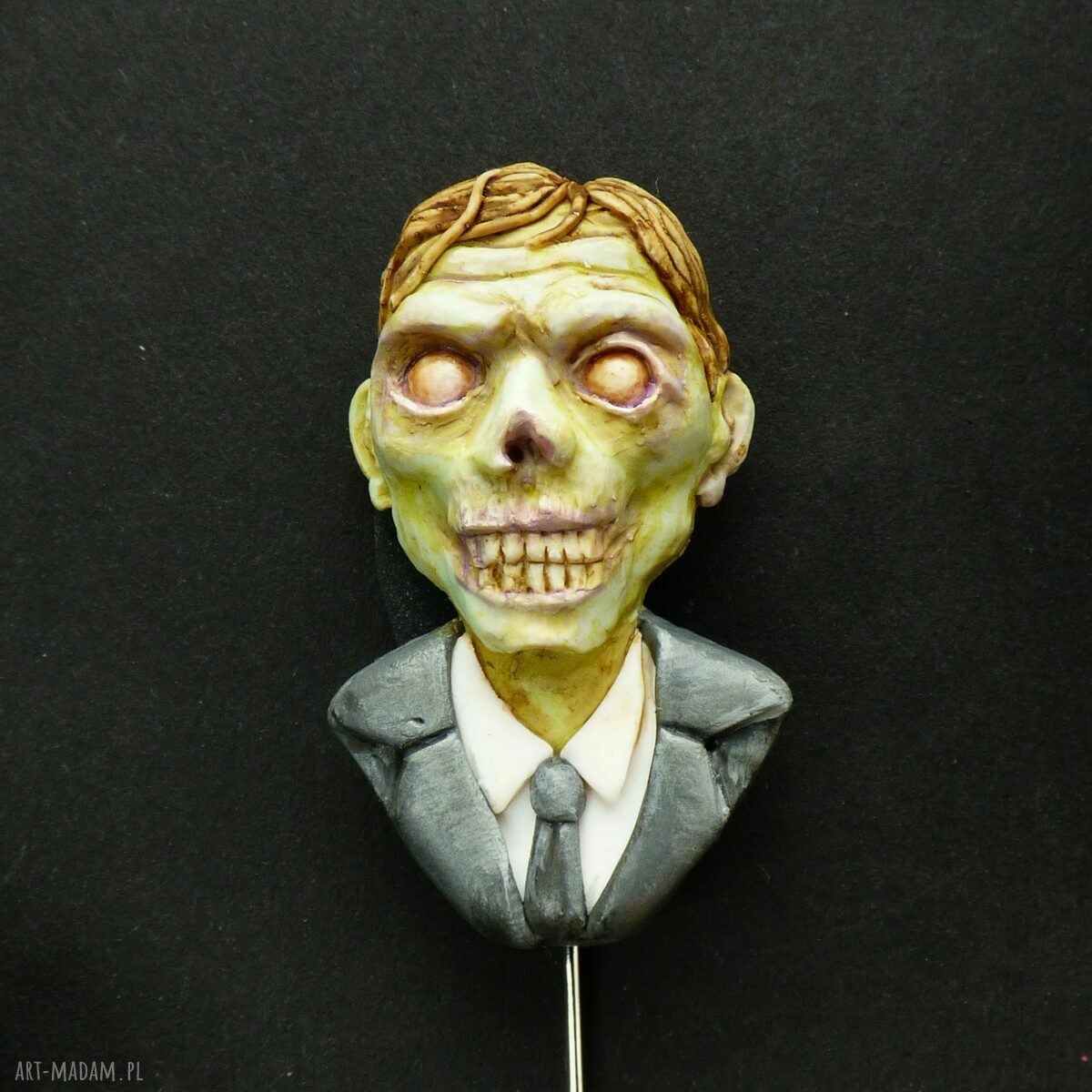 Broszka z biurowym zombie