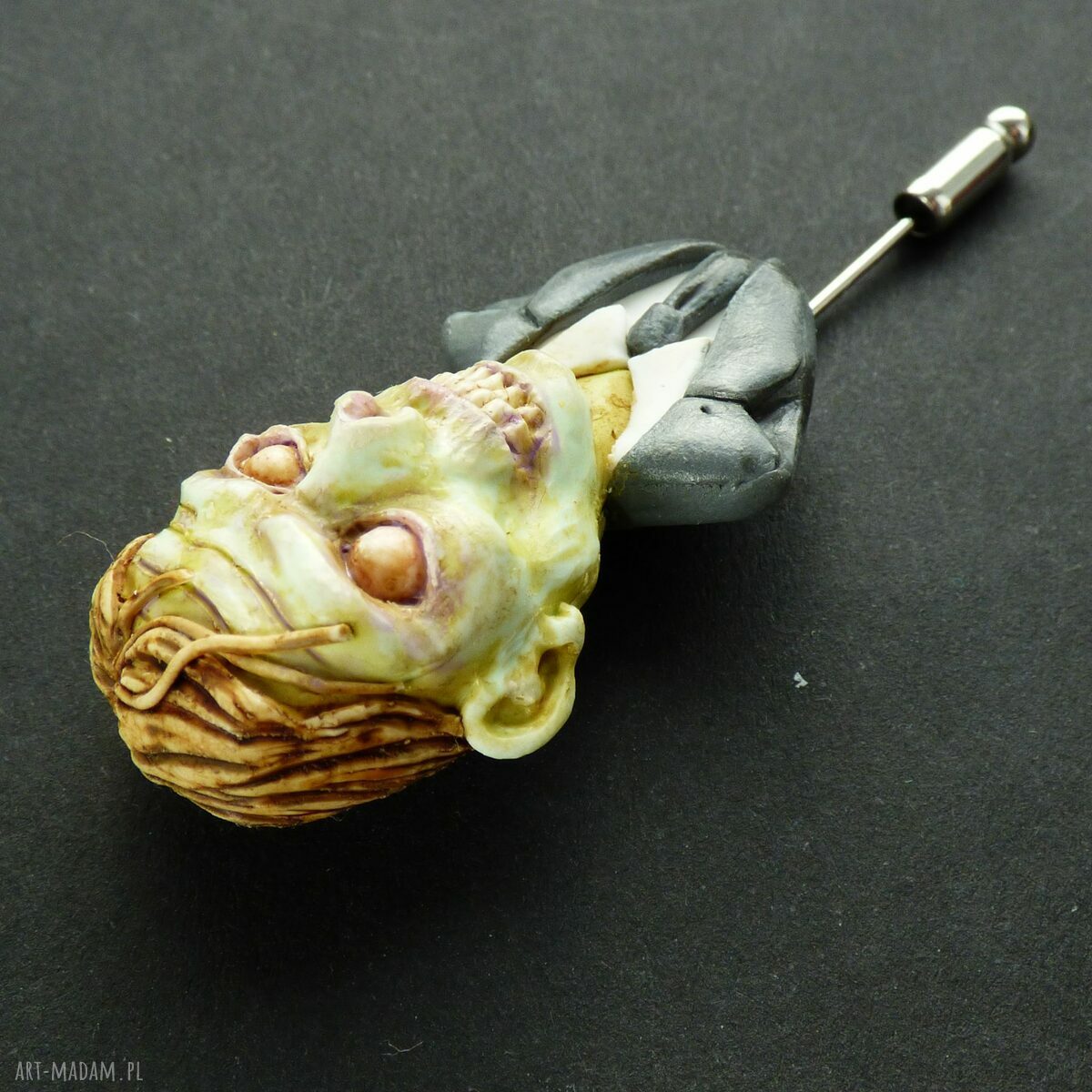Broszka z biurowym zombie