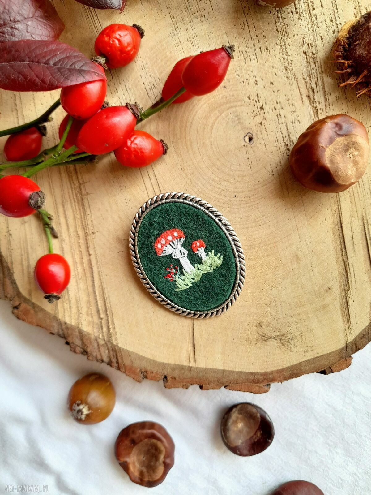 Broszka z haftem Muchomorki - ręcznie haftowana biżuteria handmade