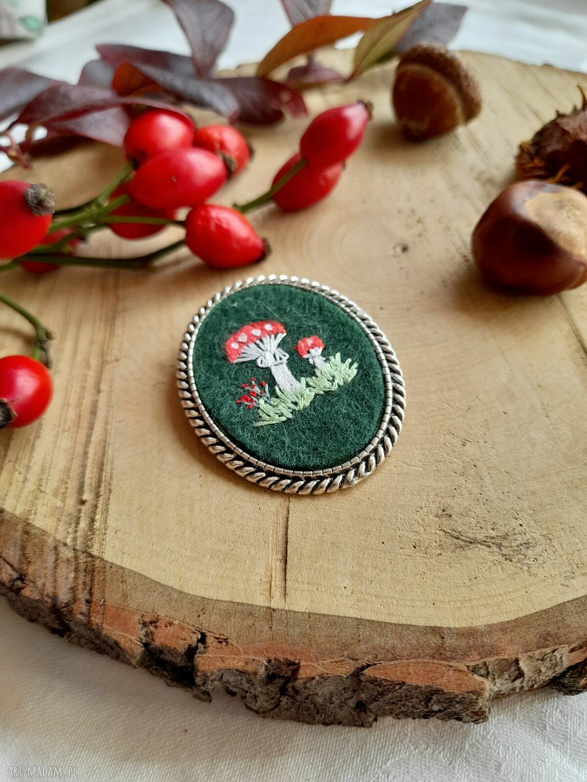 Broszka z haftem Muchomorki - ręcznie haftowana biżuteria handmade