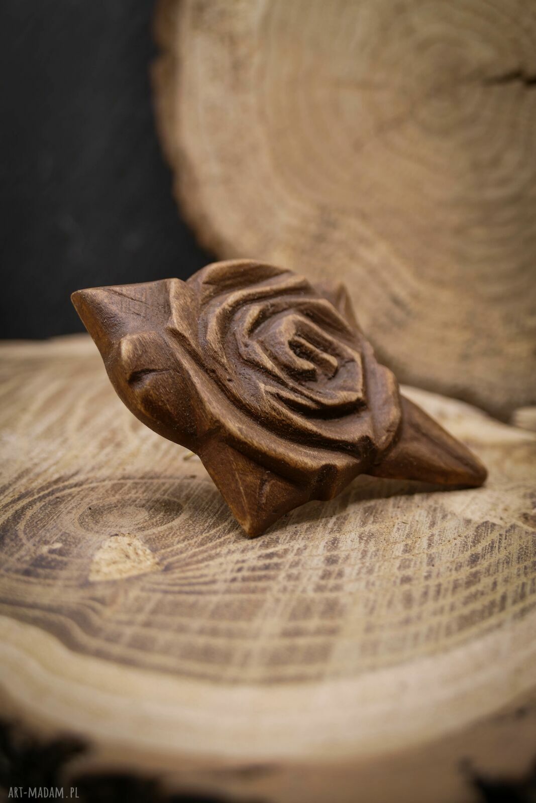 Ręcznie rzeźbiona broszka róża z naturalnego drewna lipowego