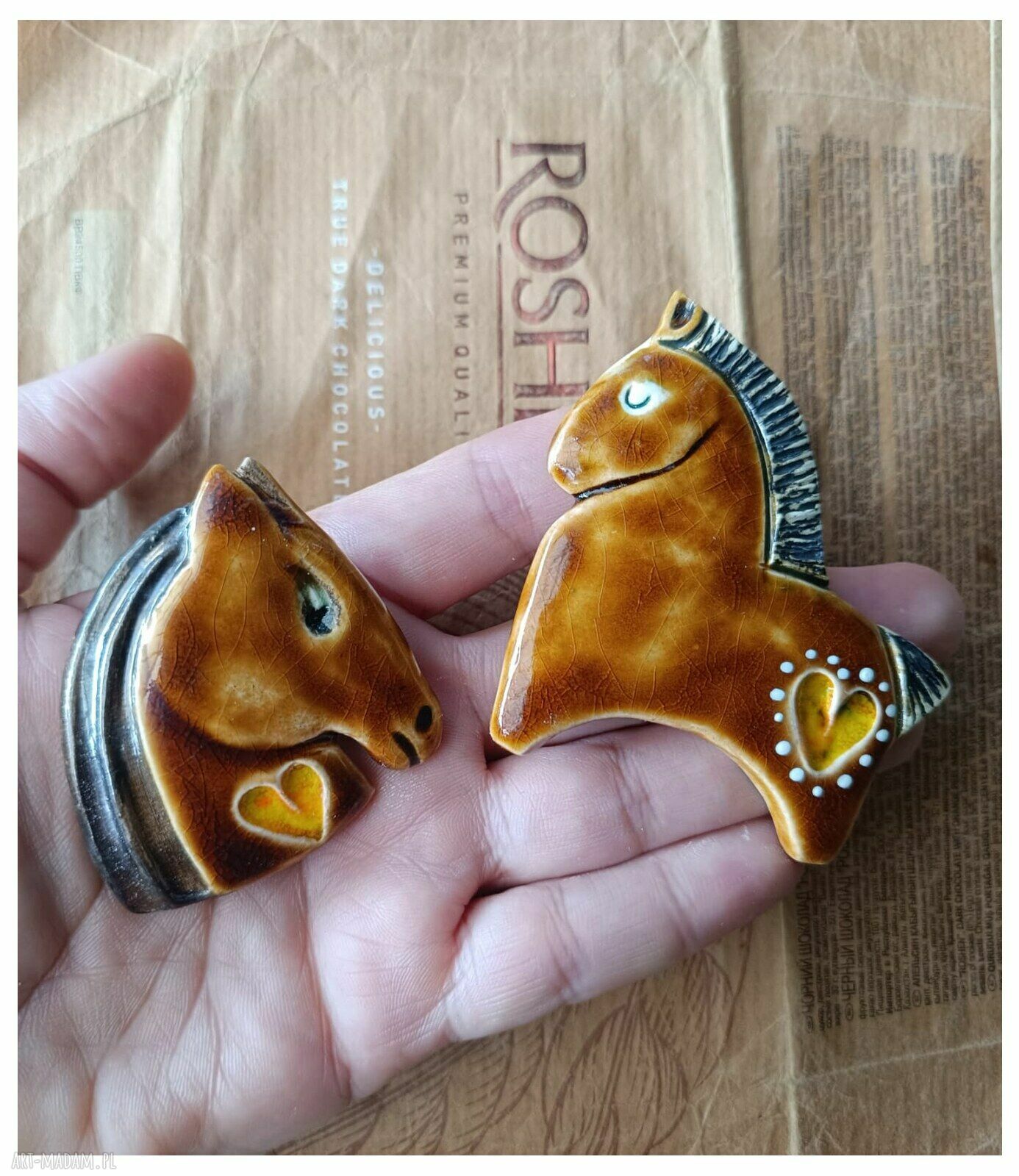 Ceramiczne broszki z motywem konia