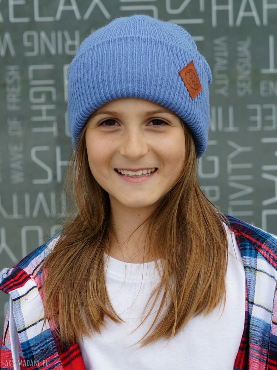 Brudnoniebieska czapka beanie dla dziecka z logo z ekoskórki - ręcznie robiona