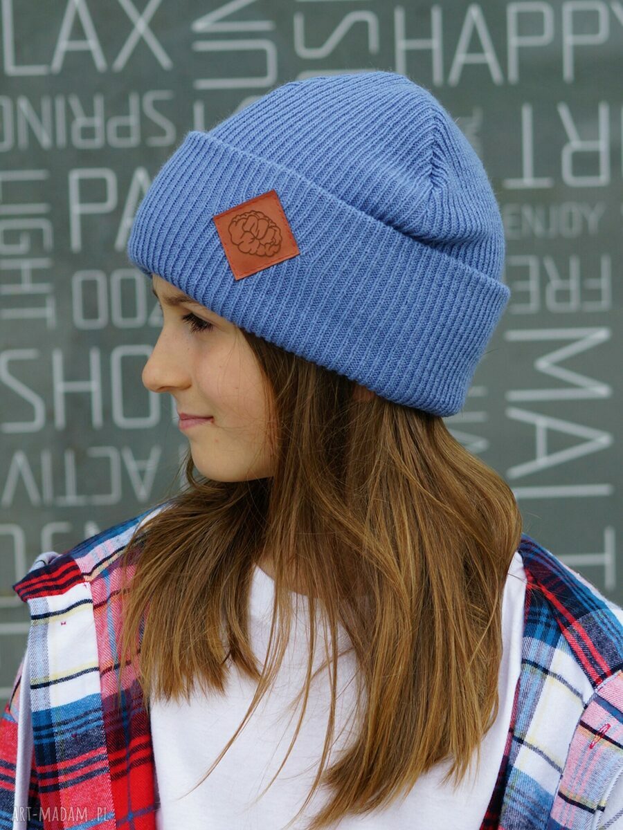 Brudnoniebieska czapka beanie dla dziecka z logo z ekoskórki - ręcznie robiona