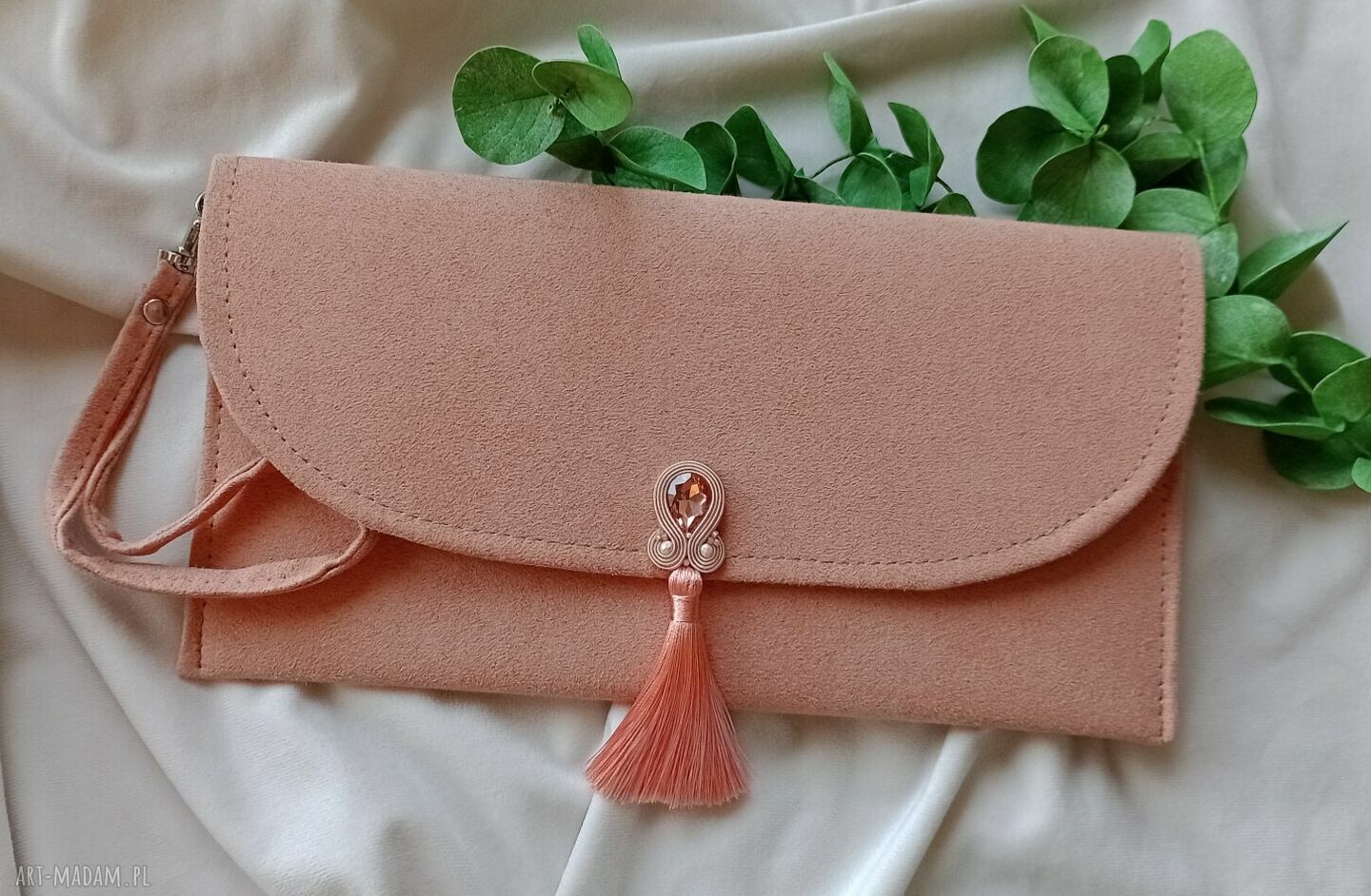 Brzoskwiniowa kopertówka do ręki z haftem soutache - elegancja na wieczór